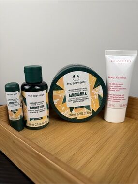 The Body Shop Almond Milk Hydration Set + GIFT Clarins Body Firming Gel